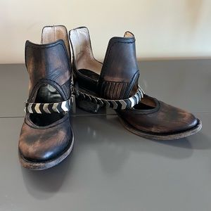 Beautiful black/brown Freebird boots!